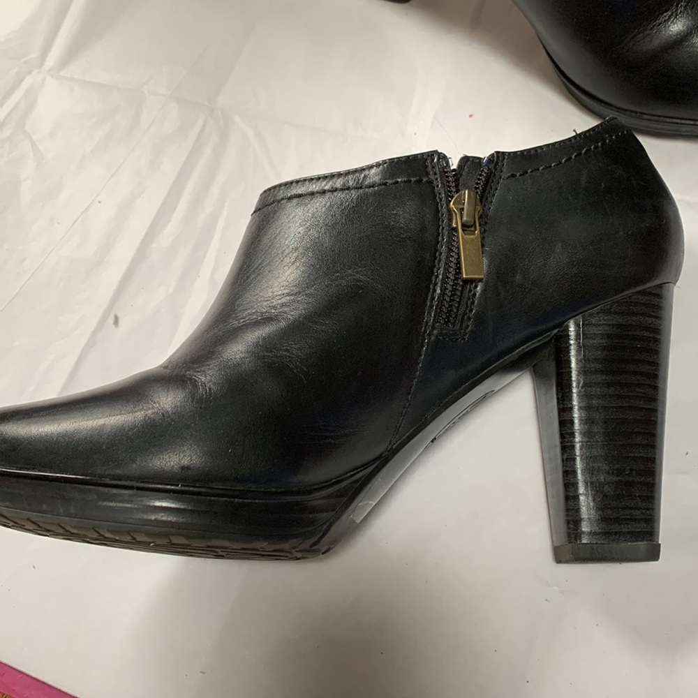 Clarks black leather bootie, staked wood 4” heel sz 9, rubber soles - Picture 7 of 7